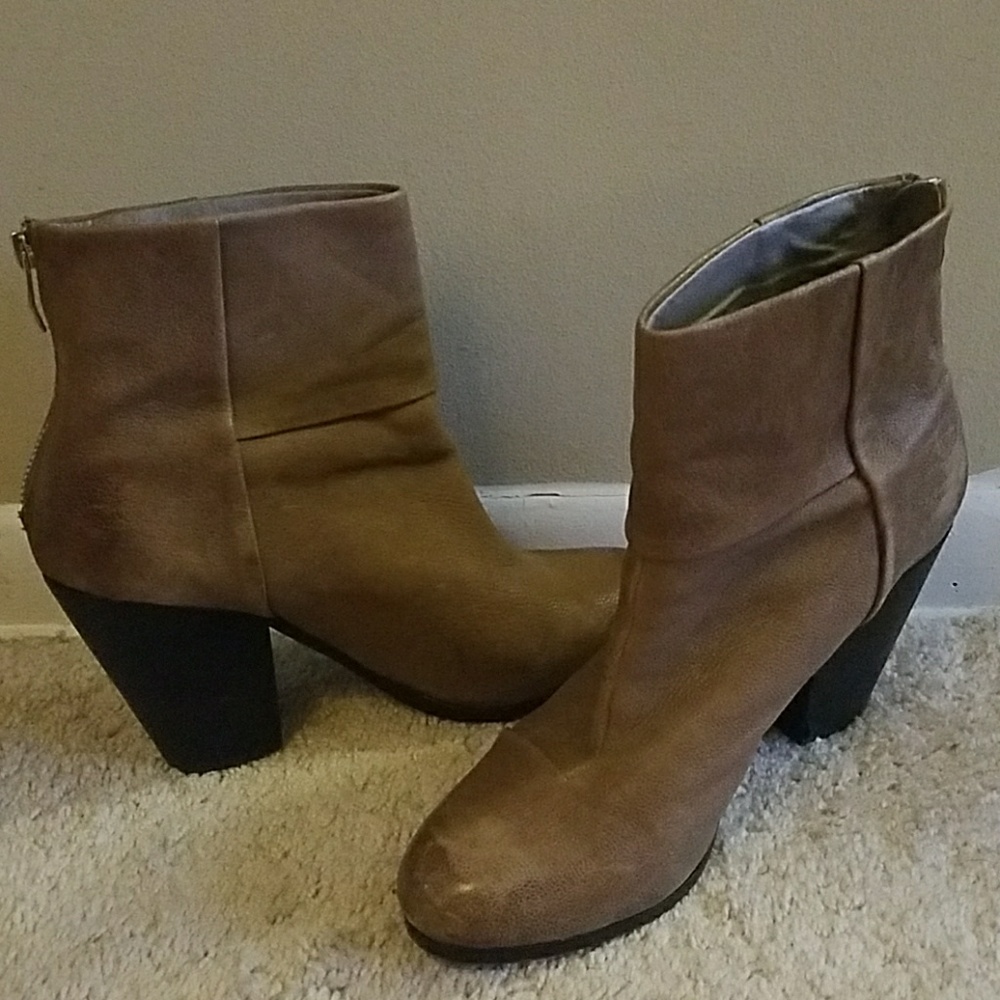 VINCE CAMUTO Leather Ankle Boots Block Hee…
